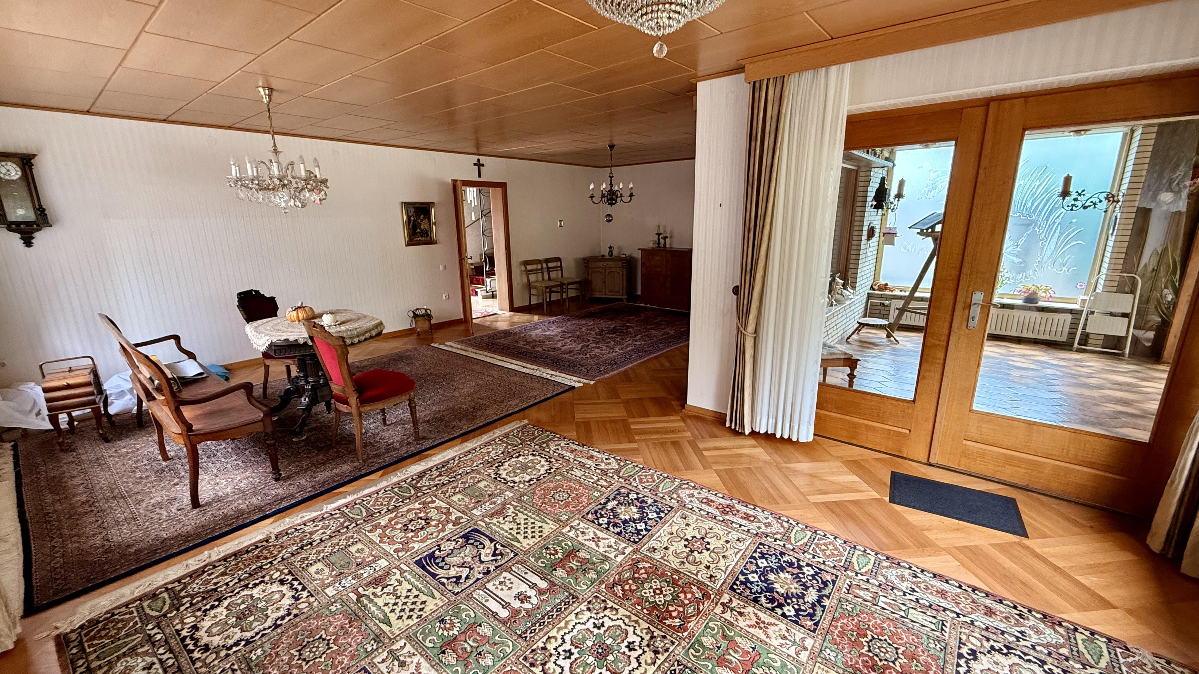 Einfamilienhaus mit Garten, Garage und großem Stellplatz - Bild# 2